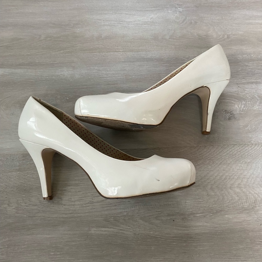 SZ 9. White heels. Some damage on back (see picture)